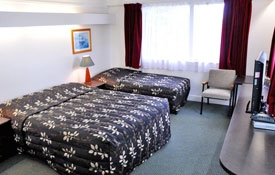 1 queen-size bed and 1 single bed in a room